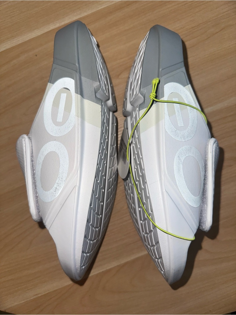 NWT OOFOS White and Gray Unisex Recovery Slide Sandals - Picture 7 of 9